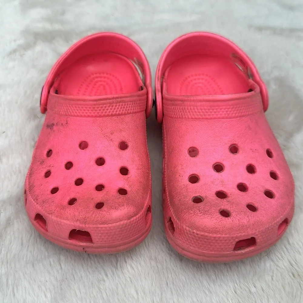 CROCS Kids Vibrant Pink Shoes Size C 6/7